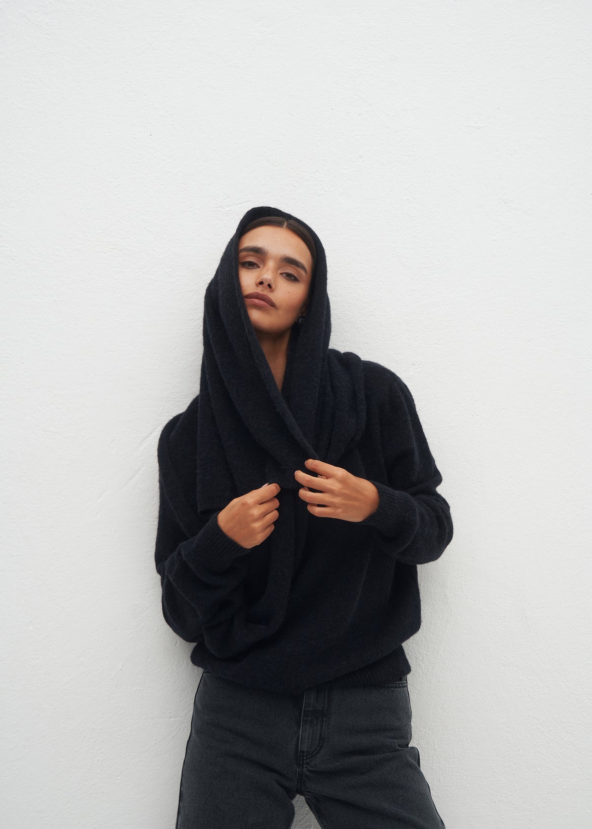 ISOLDE APLACA BLACK SWEATER