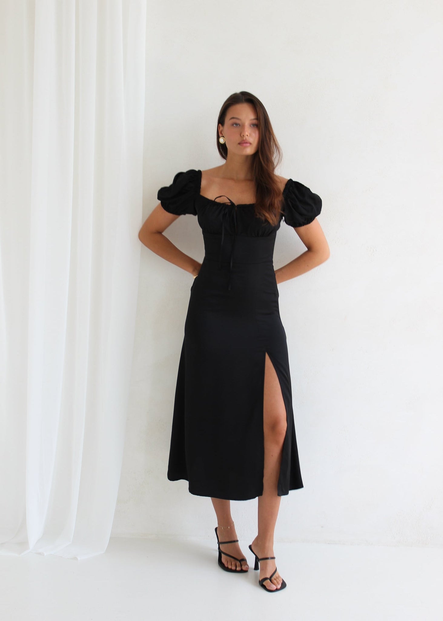 SUKIENKA JULITA ROMANTIC BLACK SATIN LECOLLET