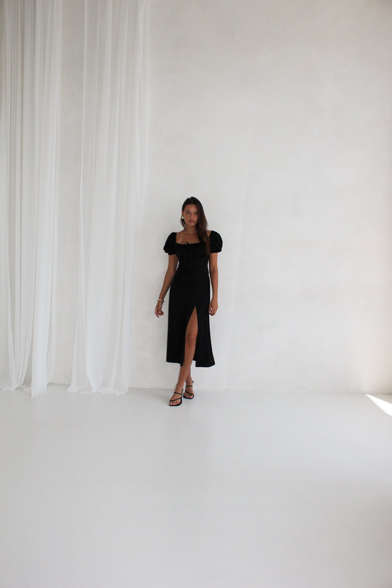 SUKIENKA JULITA ROMANTIC BLACK SATIN LECOLLET